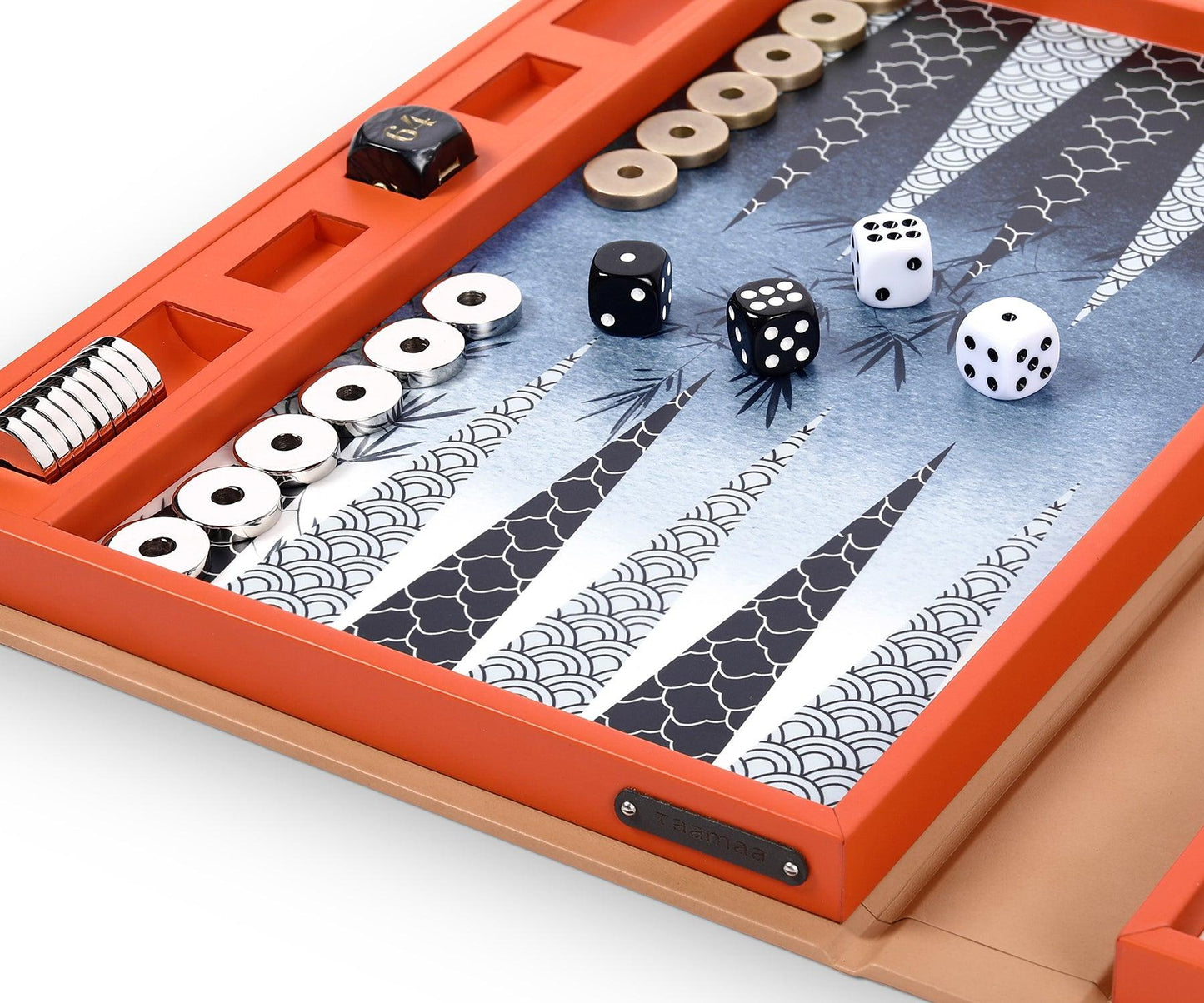Tino Backgammon, Nude