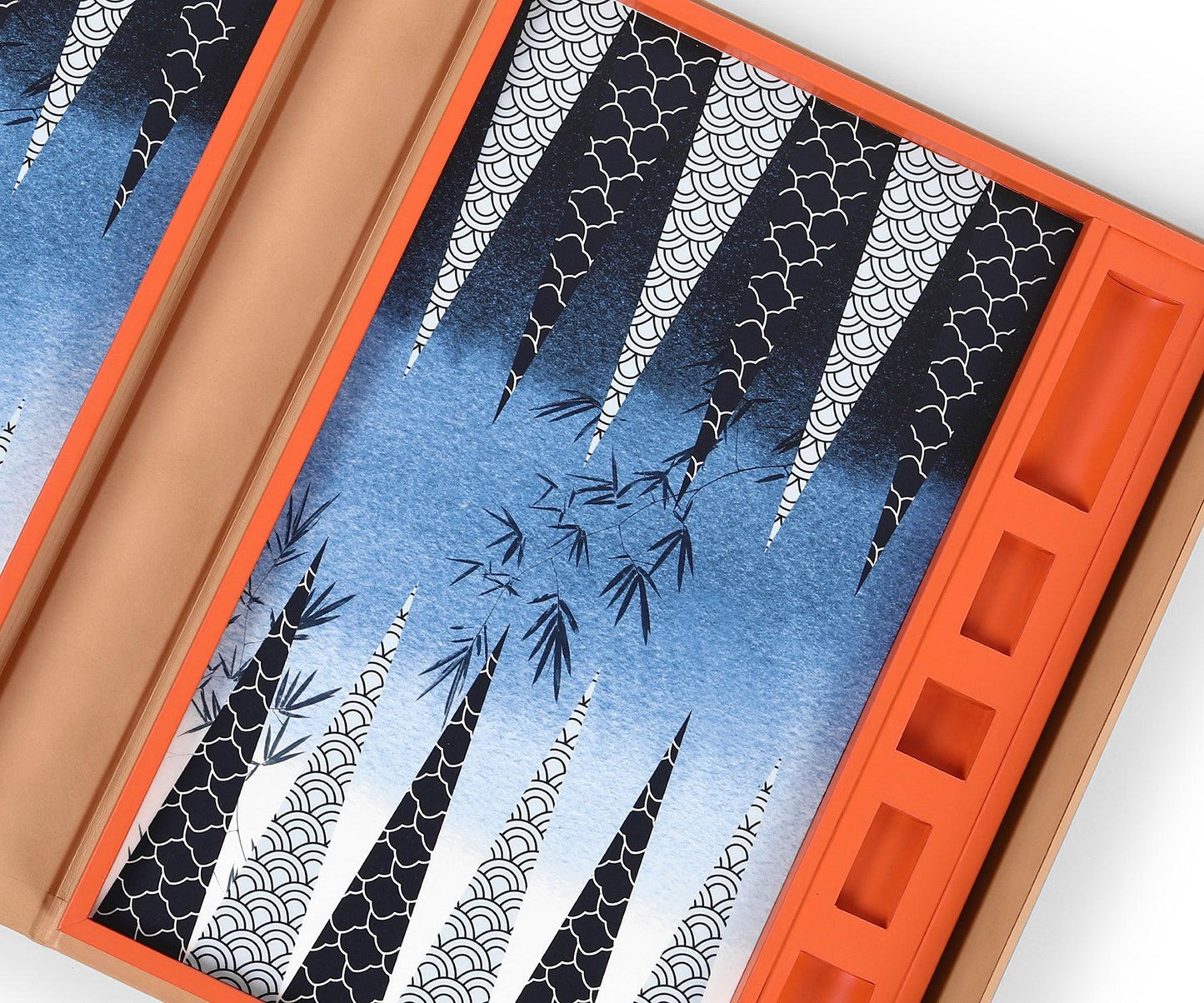 Tino Backgammon, Nude
